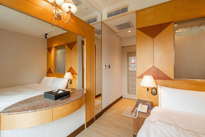 Room 15 of 37