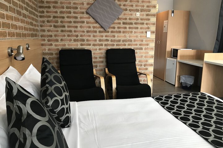 Room 4 of 152