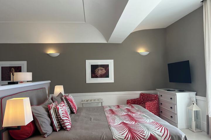 Room 43 of 143
