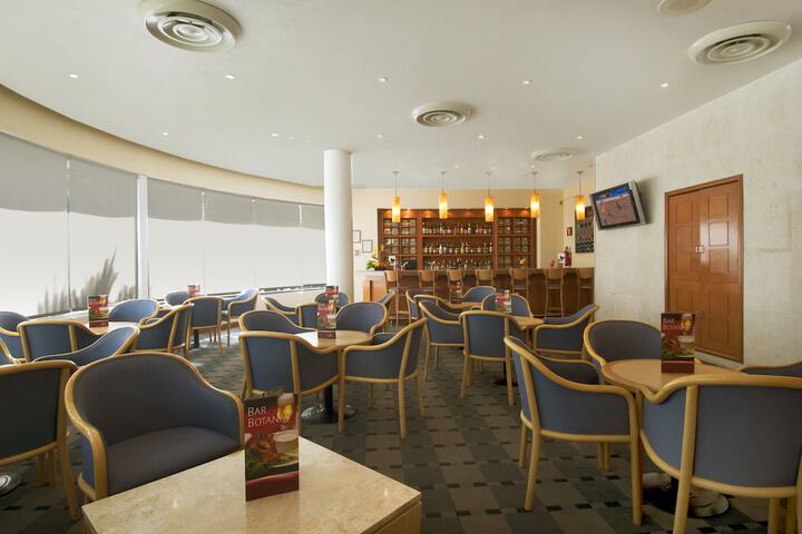 Lounge 16 of 20