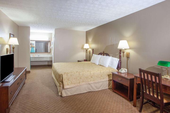 2 Queen Beds (2 of 5)