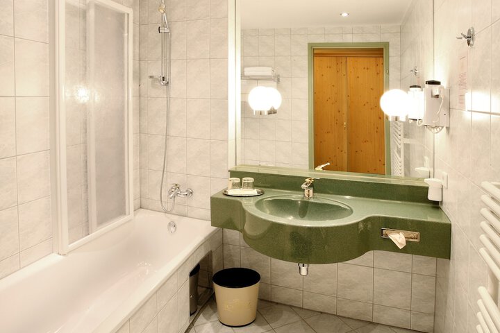 Room 16 of 27