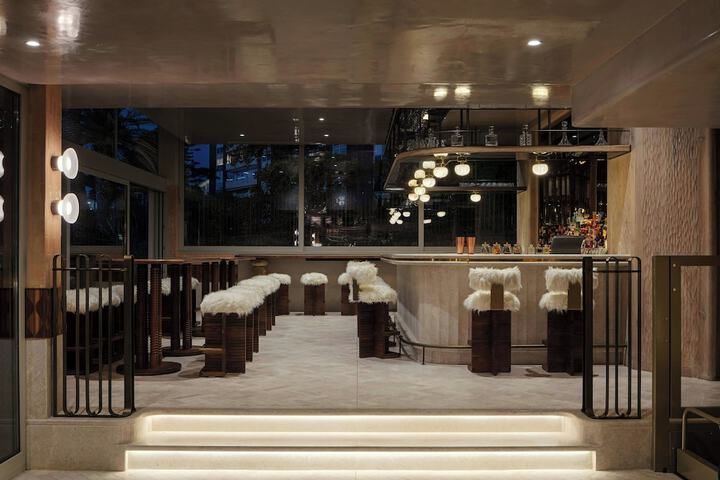 Lounge 72 of 75