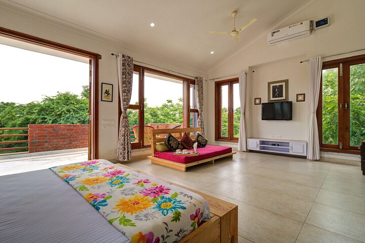 Room 6 of 10