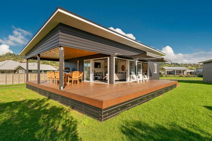 Sundaze Escape - Cooks Beach Holiday Home