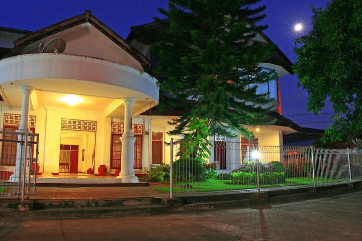 Hotel with Pool