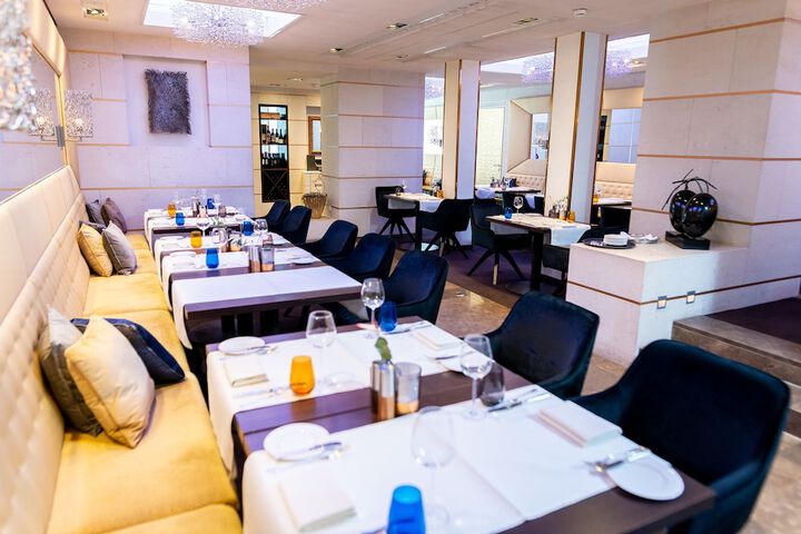 Dining 76 of 102