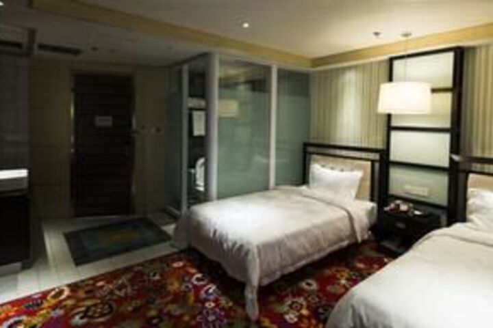 Room 10 of 26