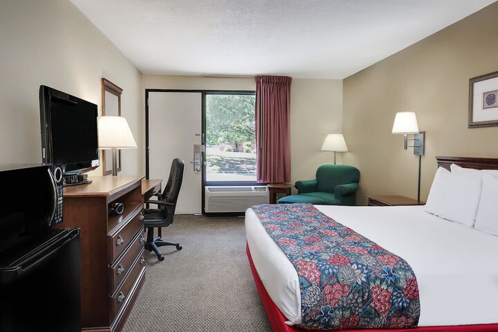 1 Queen Bed Mobility Accessible (14 of 27)