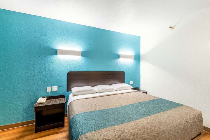 1 King Bed (1 of 14)