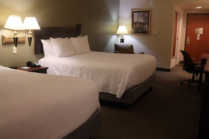 2 Queen Beds (1 of 13)