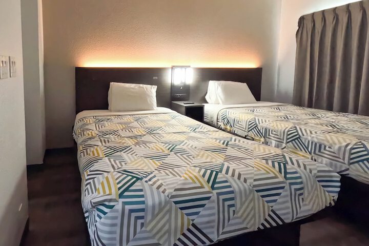 Room 10 of 18