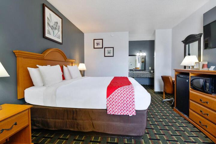1 King Bed (5 of 16)