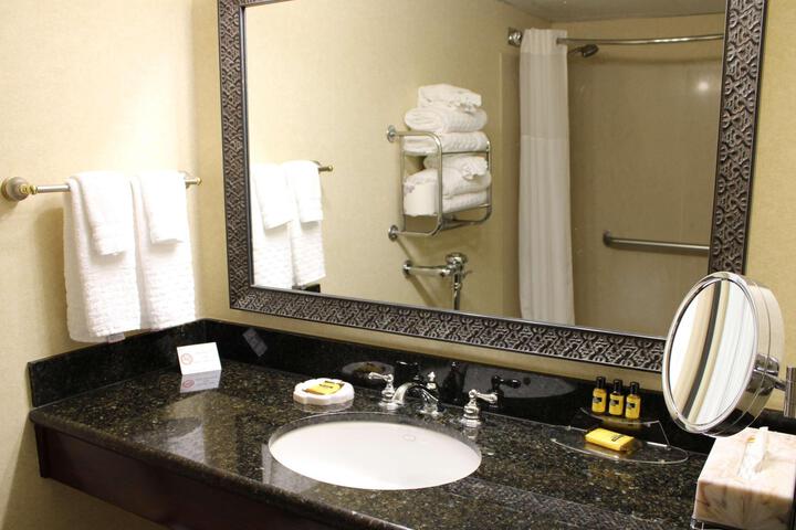 2 Double Beds Courtyard Pool View Microwave and Refrigerator WiFi Full Breakfast (2 of 12)