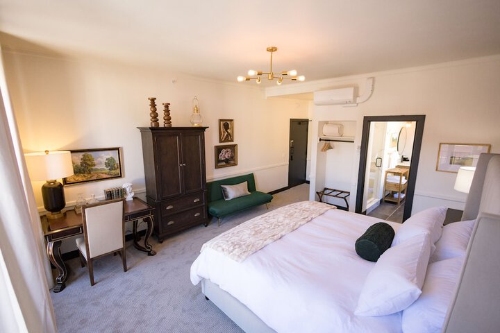 Deluxe Single Room 1 King Bed City View (9 of 30)