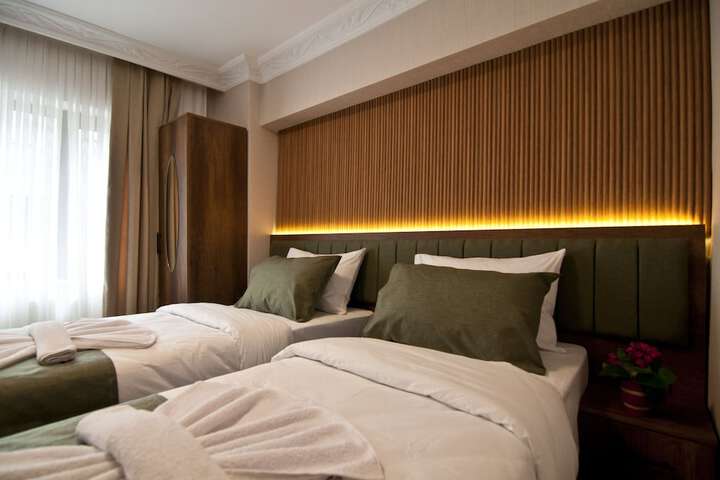 Room 13 of 28