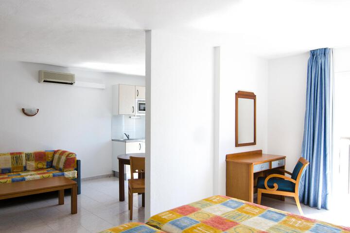 Room 6 of 9
