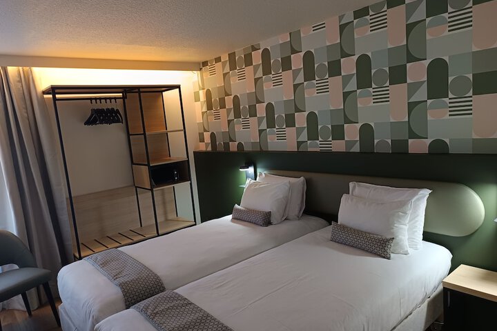 Room 17 of 76
