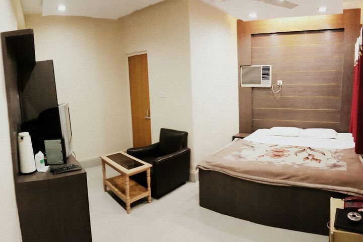 Room 9 of 13