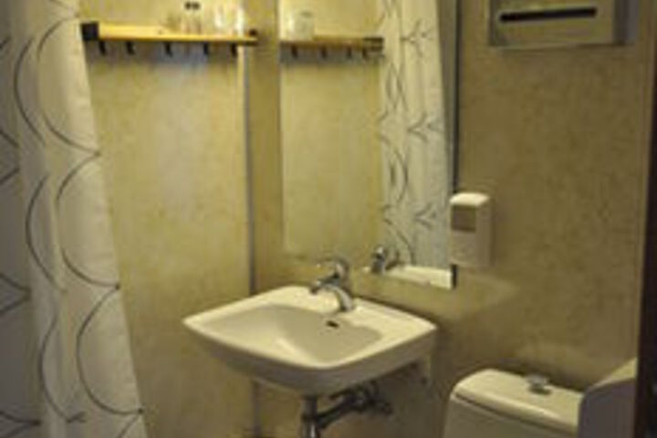 Room 2 of 32