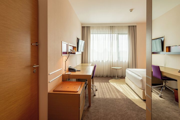 Room 26 of 94