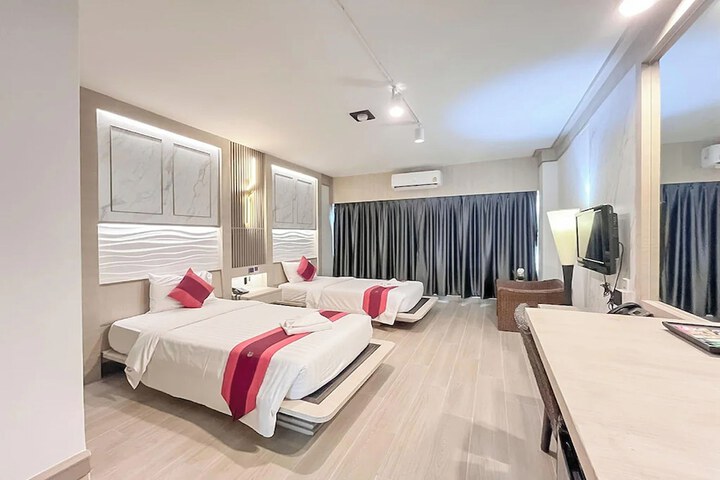 Room 33 of 76