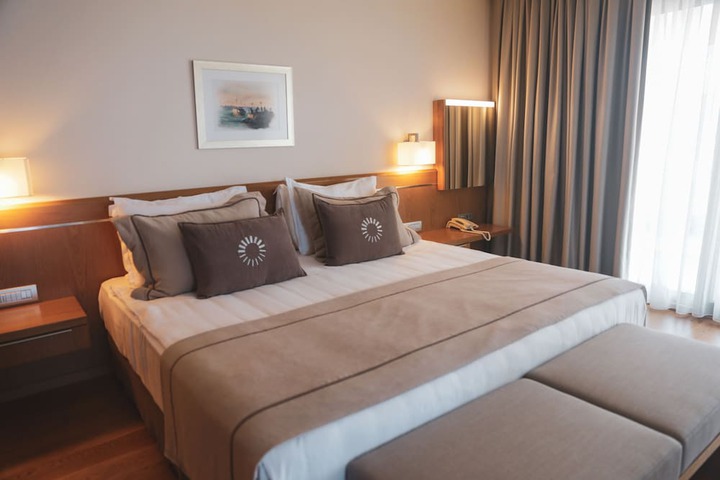 Room 8 of 99