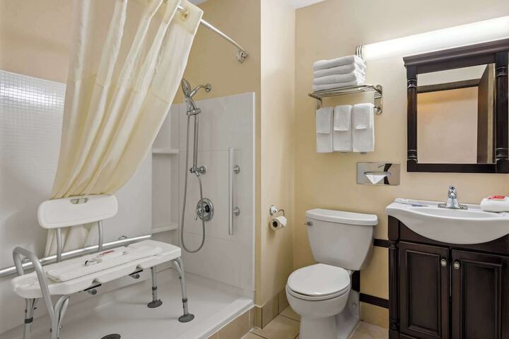 2 Queen Beds (2 of 6)