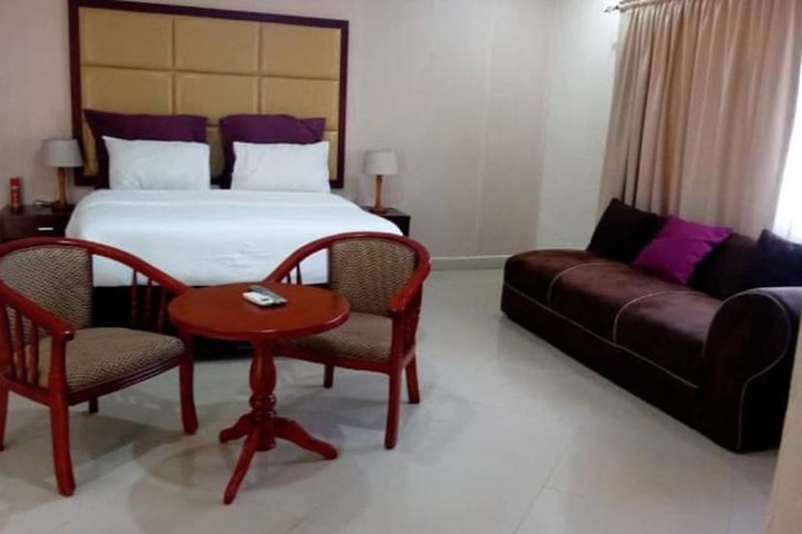 Room 7 of 33