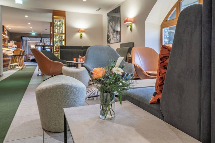 Lobby lounge