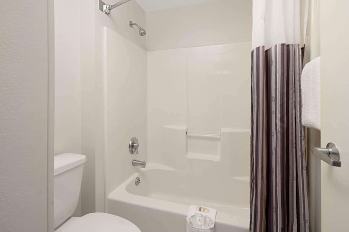 1 King Bed Mobility Hearing Impaired Accessible Room (8 of 12)
