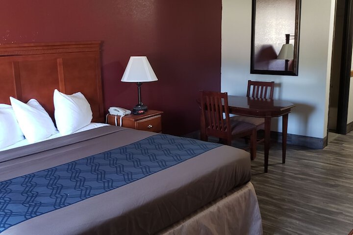 1 King Bed (7 of 8)