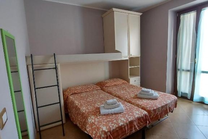 Room 5 of 10