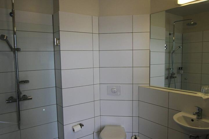 Room 34 of 89