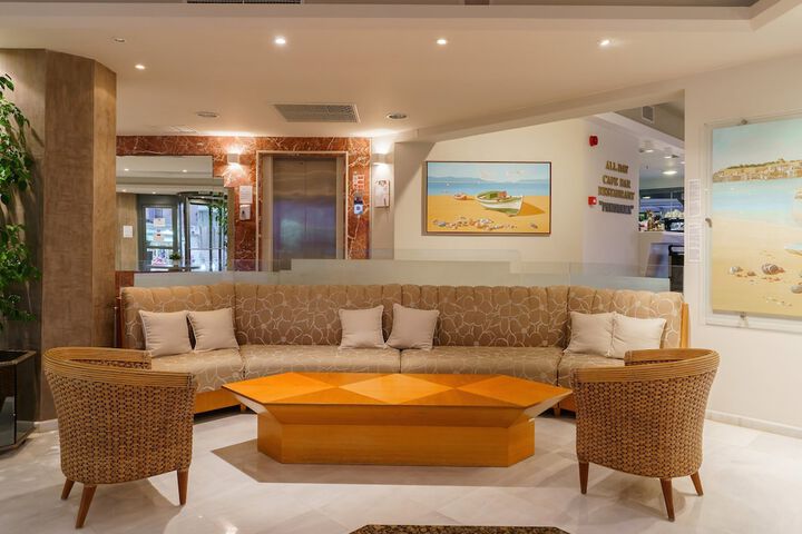 Entrance & Lobby