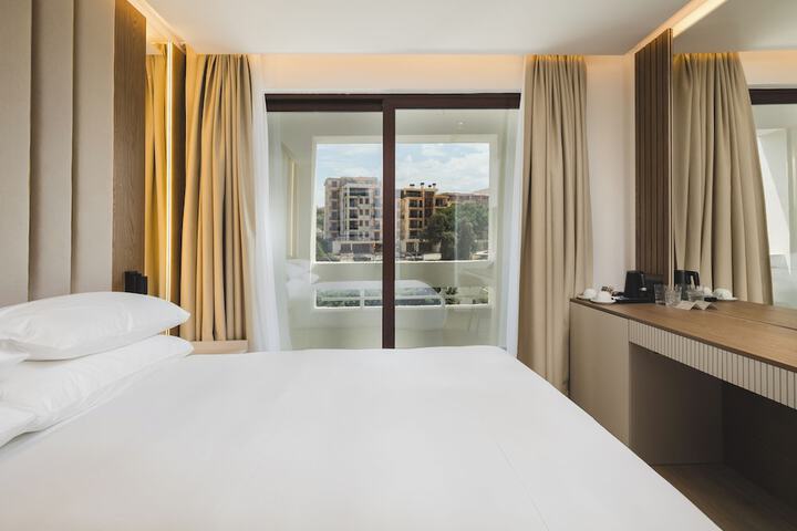 Room 30 of 211