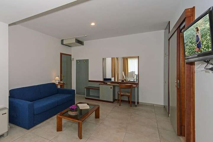 Room 16 of 40