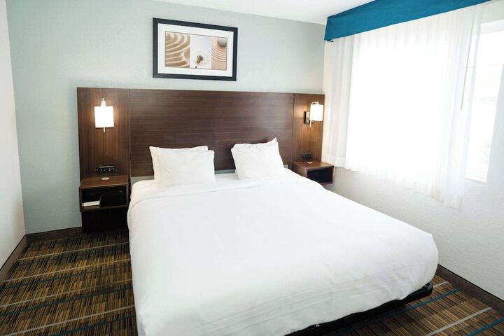 1 Queen Bed Suite (34 of 36)