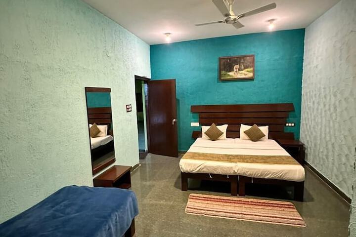 Room 4 of 8