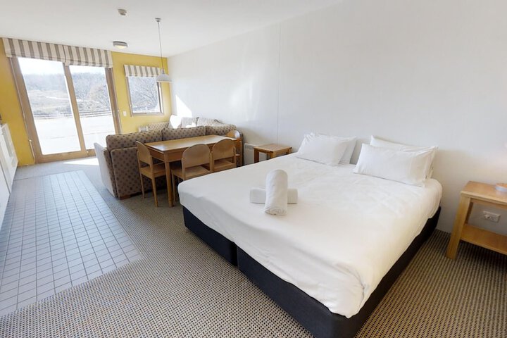 Room 4 of 166