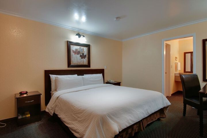 Premium King Bed (5 of 13)