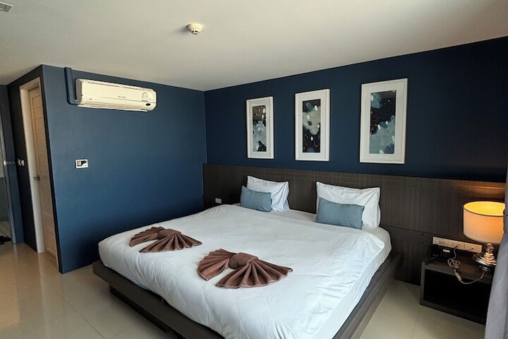 Room 7 of 33