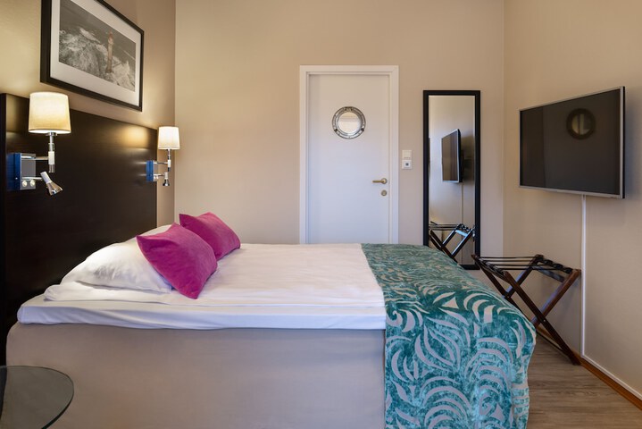 Room 10 of 83