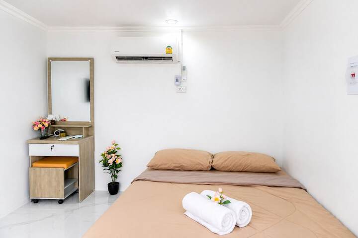 Room 6 of 25