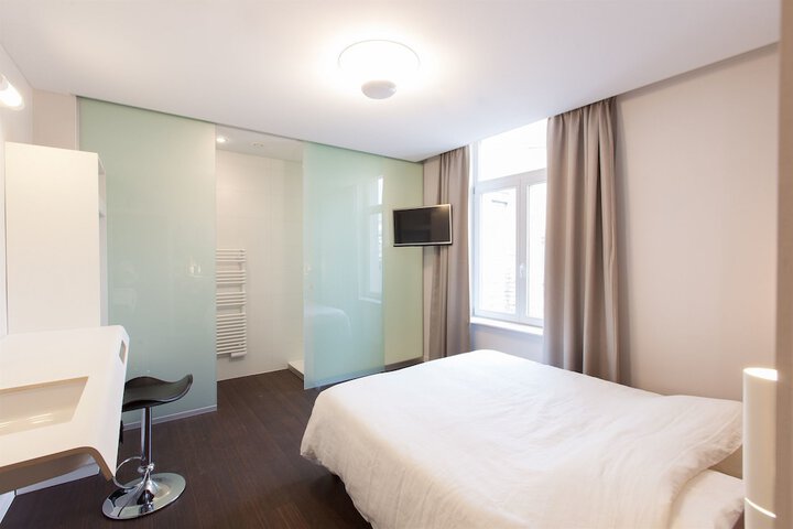 Room 6 of 62