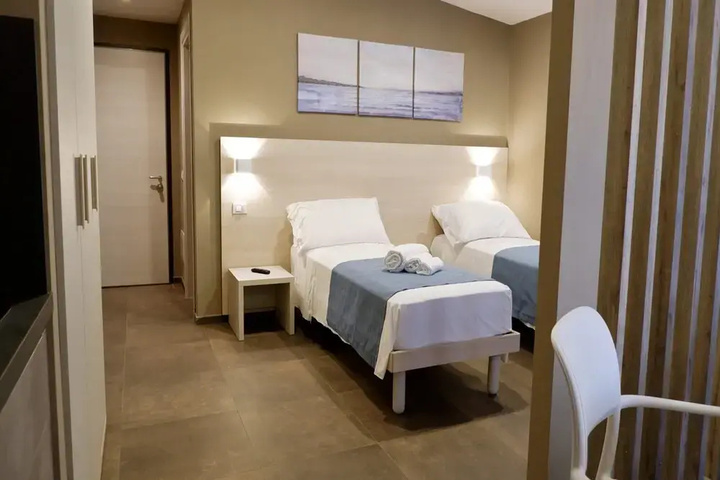 Room 4 of 11