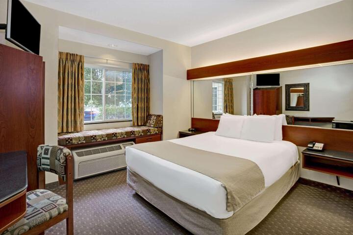 1 Queen Bed Accessible Room (18 of 54)