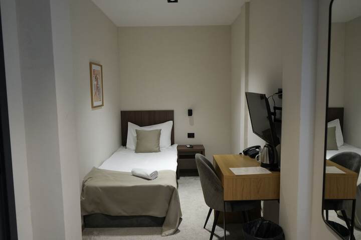 Room 34 of 110