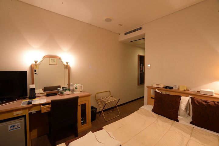 Room 6 of 28