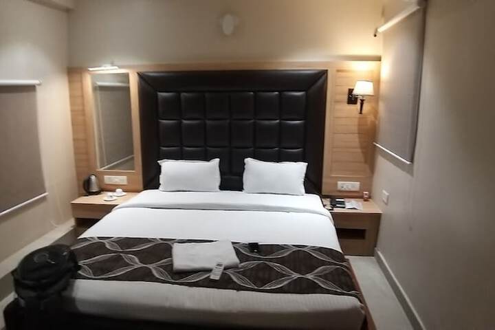 Room 10 of 14